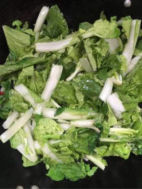 倒入沥干水分的奶白菜翻炒均匀！

