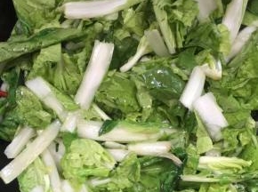 倒入沥干水分的奶白菜翻炒均匀！

