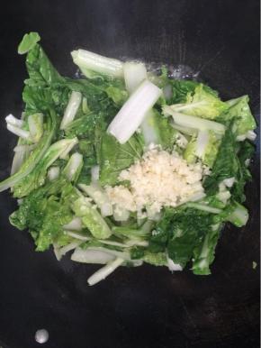 放入切好的蒜蓉翻炒片刻！

