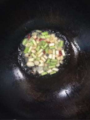锅烧热倒入适量的猪油融化，放入蒜瓣，葱段，干辣椒爆香！
