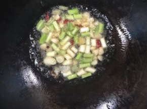 锅烧热倒入适量的猪油融化，放入蒜瓣，葱段，干辣椒爆香！

