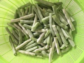 四季豆去茎，掰成小段儿，清洗干净，沥干水分备用！

