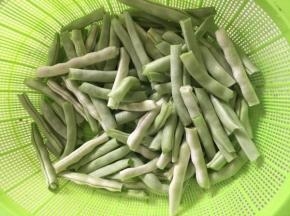 四季豆去茎，掰成小段儿，清洗干净，沥干水分备用！

