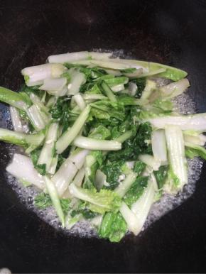奶白菜炒蔫儿，就可以关火出锅了！（不要炒的太烂。）