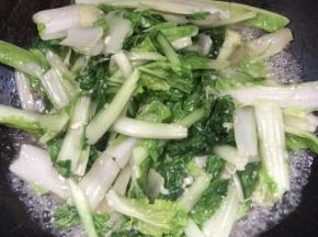 奶白菜炒蔫儿，就可以关火出锅了！（不要炒的太烂。）