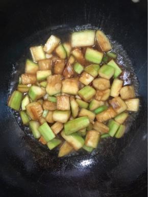 加入适量的清水把户子煮至软烂！（水不要放的太多，刚好淹没住户子即可！）

