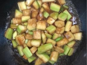 加入适量的清水把户子煮至软烂！（水不要放的太多，刚好淹没住户子即可！）


