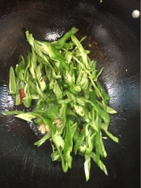 放入切好的青椒翻炒均匀至青椒有点儿蔫儿！

