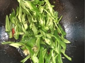 放入切好的青椒翻炒均匀至青椒有点儿蔫儿！

