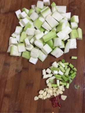 户子削皮清洗干净后切成小块儿，蒜瓣剥皮切成片，干辣椒切成段，葱清洗干净，葱白切成段儿，葱叶切成葱花备用！（葱花忘记拍照了！）

