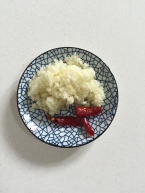 蒜瓣剥皮剁成蒜蓉，干辣椒切成段儿备用！

