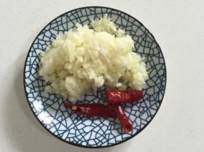蒜瓣剥皮剁成蒜蓉，干辣椒切成段儿备用！

