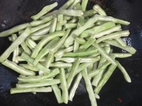 倒入沥干水分的四季豆翻炒均匀！

