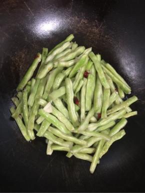 起锅前加入适量的鸡精翻炒均匀即可。
