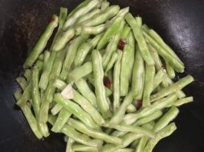 起锅前加入适量的鸡精翻炒均匀即可。

