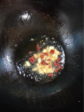 锅烧热倒入适量的油，放入蒜瓣，干辣椒爆香！

