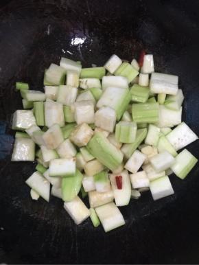 倒入切好的户子翻炒均匀！

