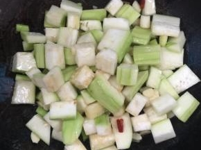 倒入切好的户子翻炒均匀！

