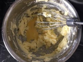 放入全部细砂糖用打蛋器搅拌打匀