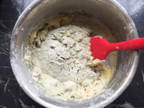 蛋液分3次倒打匀，每倒一次打匀再倒