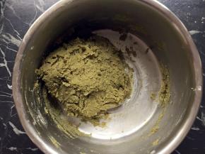 筛入低筋面粉和抹茶粉拌匀成团