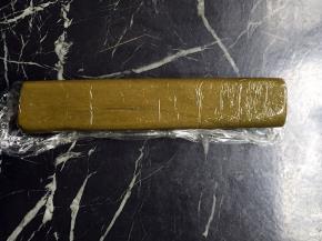 放入保鲜膜里整成长条形，放入冰箱冷冻1小时