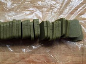 取出切厚度差不多的片，烤箱180度预热5分钟