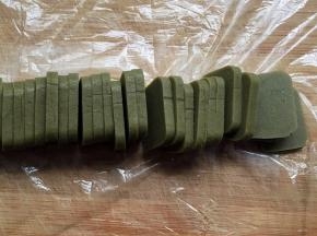 取出切厚度差不多的片，烤箱180度预热5分钟