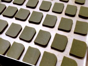 一片一片放入烤盘，中间留一手指的距离