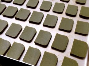 一片一片放入烤盘，中间留一手指的距离