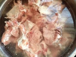 玉米切小段，胡萝卜切滚刀状，姜切片