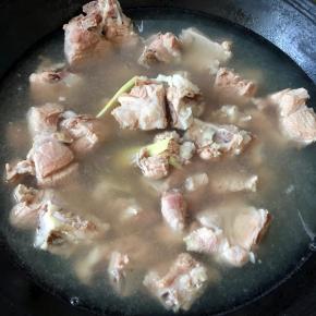 将排骨洗净，飞水时最好冷水下锅，水沸后略煮，而后用冷水冲洗干净，以便去油去血水。放些姜片去腥