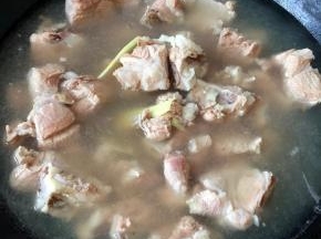 将排骨洗净，飞水时最好冷水下锅，水沸后略煮，而后用冷水冲洗干净，以便去油去血水。放些姜片去腥