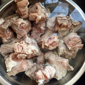 而后用冷水冲洗干净，以便去油去血水。放些姜片去腥