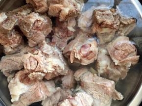 而后用冷水冲洗干净，以便去油去血水。放些姜片去腥