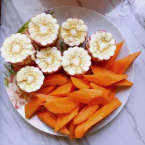 玉米切小段，胡萝卜切滚刀状，姜切片