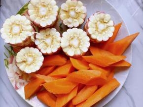 玉米切小段，胡萝卜切滚刀状，姜切片