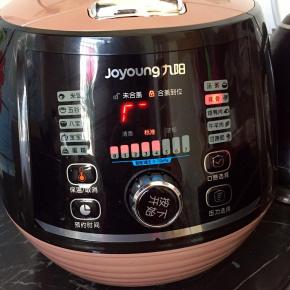 拧好盖子，按排骨键就可以坐等美味的排骨了