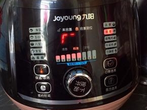 拧好盖子，按排骨键就可以坐等美味的排骨了