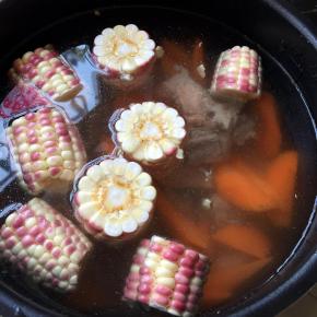 电压锅里放入清水，倒入排骨，玉米，胡萝卜，放入姜片，适量放一点醋，放醋可以使排骨的钙质更好的挥发，但是不要放多