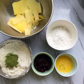 材料备齐，蔓越莓干用刀切碎