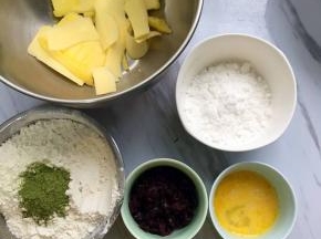 材料备齐，蔓越莓干用刀切碎