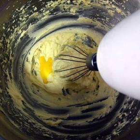 蛋液分3次倒打匀，每倒一次打匀再倒