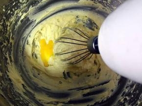 蛋液分3次倒打匀，每倒一次打匀再倒