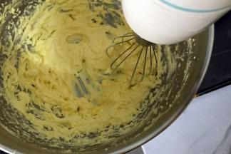 黄油软化，放入全部细砂糖用打蛋器搅拌打匀