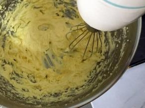 黄油软化，放入全部细砂糖用打蛋器搅拌打匀
