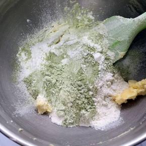 筛入低筋面粉和抹茶粉拌匀