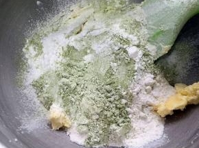 筛入低筋面粉和抹茶粉拌匀
