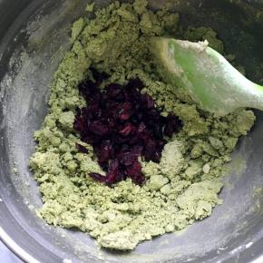 倒入蔓越莓干揉成面团