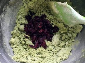 倒入蔓越莓干揉成面团